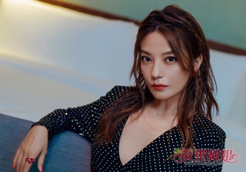 怕卷发全部扎起来变形？ 2019发型师推荐长卷发女生隐形编发发型