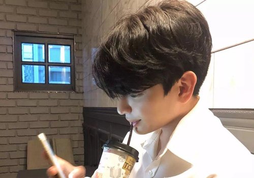 记不住网红的脸但可以记住发型 男网红发型设计找到规律是王道