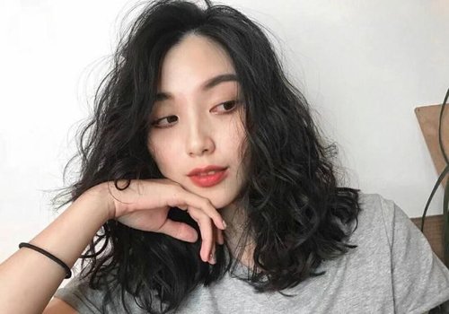 63岁刘晓庆不做奶奶做姐姐的秘方 小羊毛卷在中老年发型中为何如此受欢迎
