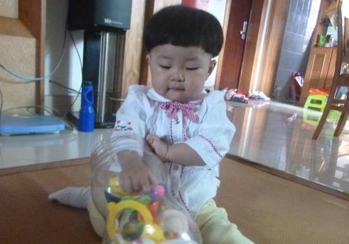儿童蘑菇头短发发型图片 蘑菇头短发是小孩子变可爱的利刃