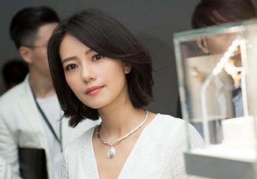 四十女人为何钟爱剪短发做烫发 短发显精神烫卷提气质立减20岁
