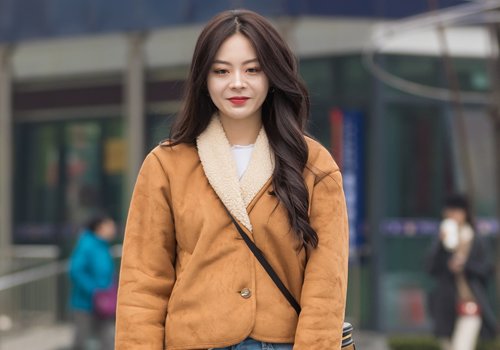 头发少圆脸剪什么发型 试试今年最热女生中分长卷发做优雅女神