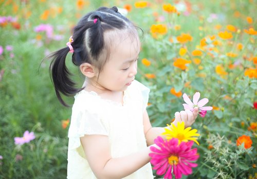 小学生短发怎么扎简单好看 7岁孩子剪短发不哭能扎的很好看