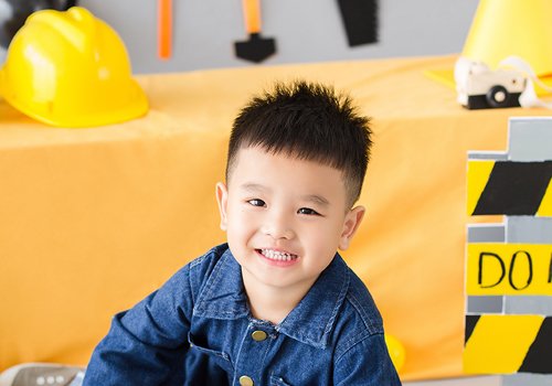 给男孩理小平头阳光又清爽 2020年男童简约流行的平头剪法新上线