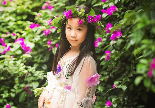 十二岁女孩过生日穿公主裙长发怎么梳 5款大女童浪漫甜美扎发推荐