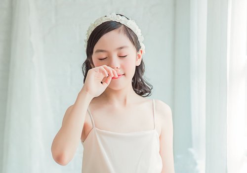 十二岁女孩过生日穿公主裙长发怎么梳 5款大女童浪漫甜美扎发推荐