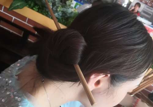 40多岁开始脱发怎么做扎发 头发少适合盘发视频播放量过万