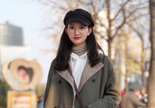 戴眼镜的女生什么发型更有女人味儿 适合什么发型以实际颜值为准