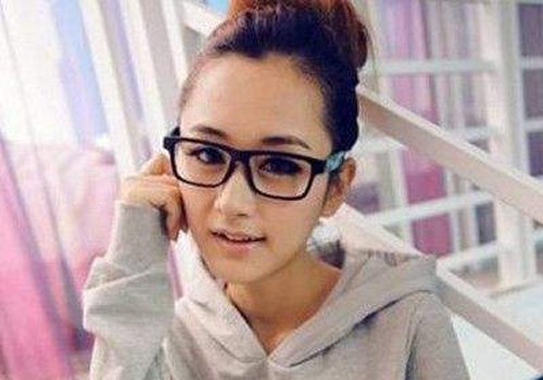戴眼镜的女生什么发型更有女人味儿 适合什么发型以实际颜值为准