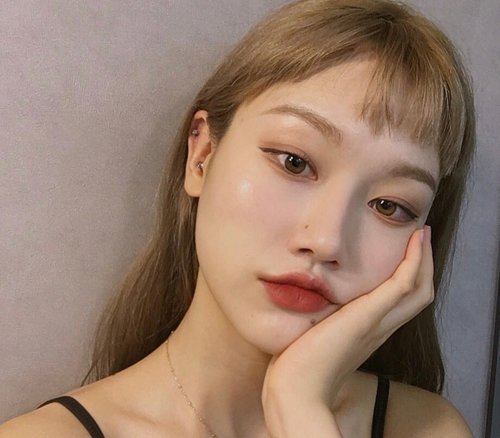 2020年方脸女生hold住露额发型 方脸女生适合的百变长发发型