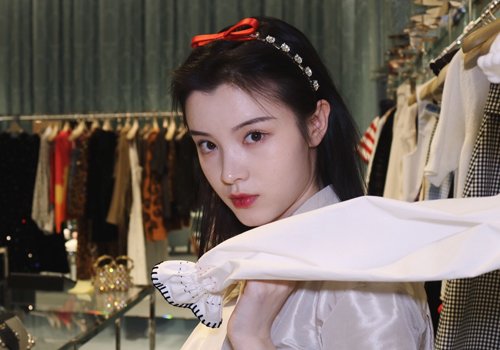 2020年方脸女生hold住露额发型 方脸女生适合的百变长发发型