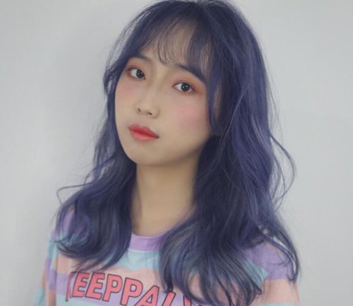 现在流行焗什么色的头发 女生染蓝色紫色头发浪漫神秘又时髦