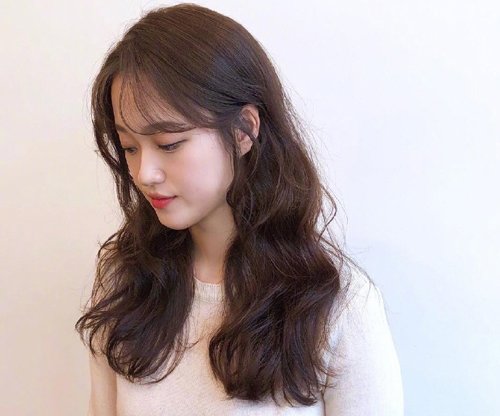 今秋适合圆脸女生梳的长卷发推荐 有喜欢的就拿给你的发型老师看