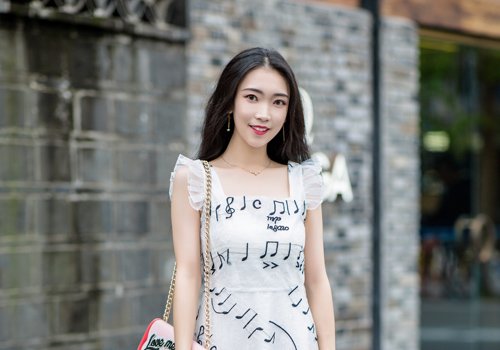 脸长女生不能梳露额发型？谁规定了！长脸潮女亲身示范无刘海卷发
