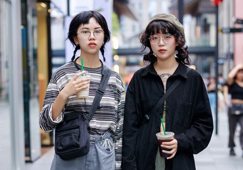 时尚小姐妹秀穿搭，姐妹淘发型更新潮，20年闺蜜发型相辅相成