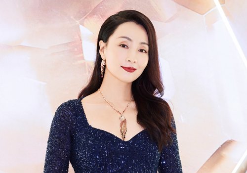 20年女生简约浪漫鱼尾烫发型上线 圆脸鹅蛋脸女生适合的长卷发