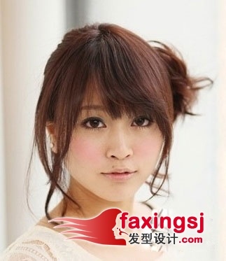 大脸女生教你侧扎花苞头,婉美扎法图解打造时尚小脸
