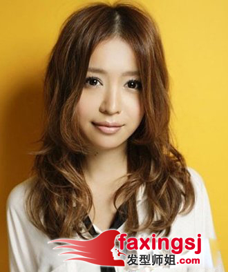 2014年少女流行的低调栗色飘逸长发发型