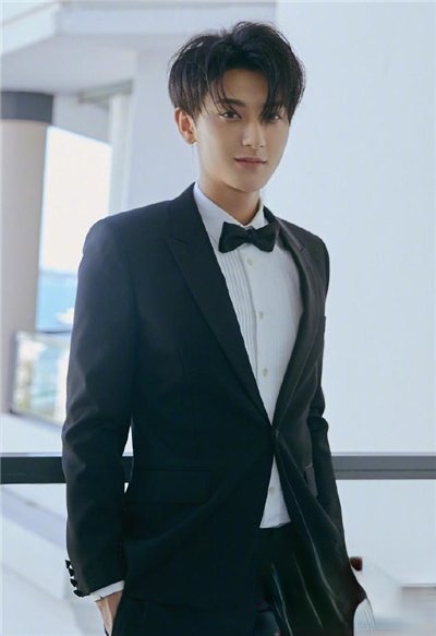 黄子韬发型叫什么 历年帅气发型大盘点