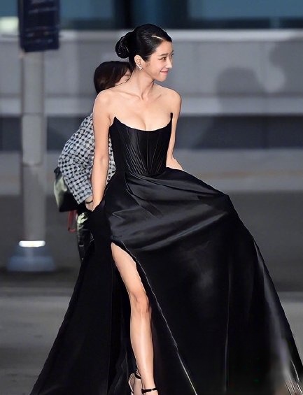 徐睿知低胸开衩长裙 高贵迷人风姿惊艳众人_最新流行发型设计发型图片与美发造型门户网