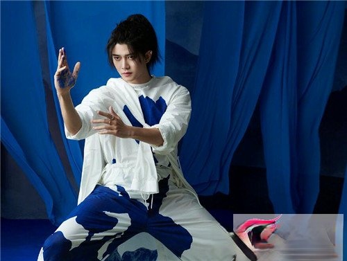 任嘉伦墨意书法封面 彰显气宇轩昂气概_最新流行发型设计发型图片与美发造型门户网