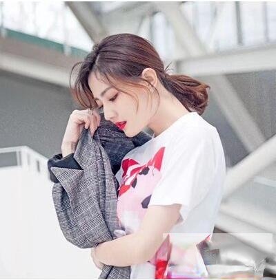 徐璐中长发扎发发型 打造青春元气少女