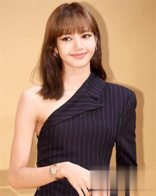 人间芭比Lisa太可爱了 行走的时尚教科书_最新流行发型设计发型图片与美发造型门户网