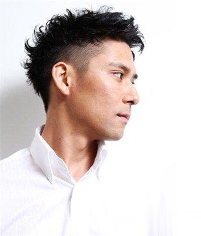 许民灿发型是什么 剃鬓角短发显个性