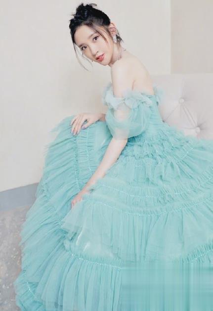 唐艺昕绿野仙踪长裙 优雅甜美仙气十足_最新流行发型设计发型图片与美发造型门户网