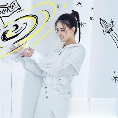 徐璐中长发扎发发型 打造青春元气少女